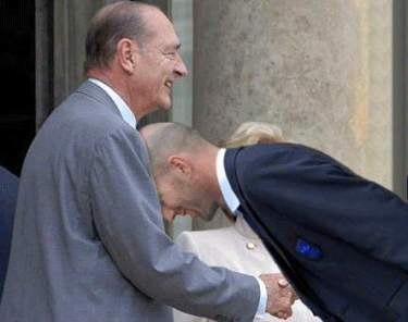 Zidane donne un coup de boule à Jacques Chirac